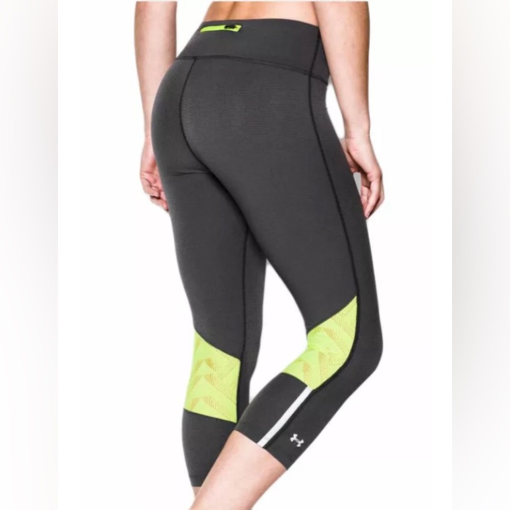 Under Armour Women's Phantom Gray UA Stretch Woven‎ Armour Vent Capris Size SM P